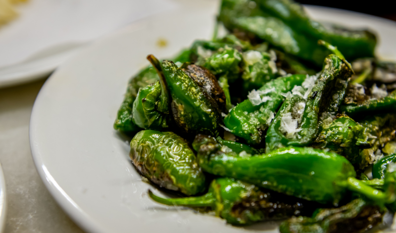 Pimientos de Padrón sind nicht nur wahnsinnig lecker, sondern auch noch kalorienarm. Pimientos de Padrón sind nicht nur wahnsinnig lecker, sondern auch noch kalorienarm.
