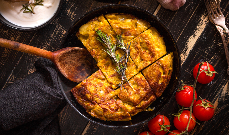 Wer Tapas zubereitet, teilt die Gerichte in kleine Häppchen auf - so wie diese Tortilla Española. Wer Tapas zubereitet, teilt die Gerichte in kleine Häppchen auf - so wie diese Tortilla Española.