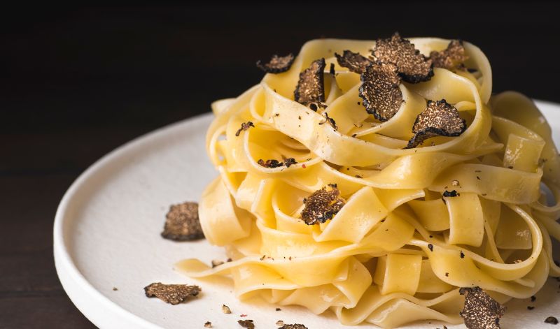 Ein beliebtes Rezept sind Tagliatelle mit Butter, Parmesan und Trüffel Ein beliebtes Rezept sind Tagliatelle mit Butter, Parmesan und Trüffel