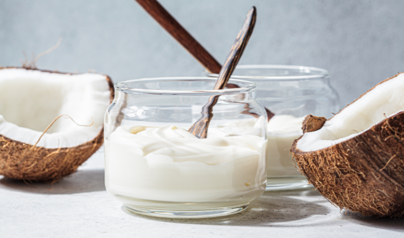 Kokosjogurt schmeckt leicht und mild und eignet sich prima als vegane Alternative zu herkömmlichem Joghurt. Kokosjogurt schmeckt leicht und mild und eignet sich prima als vegane Alternative zu herkömmlichem Joghurt.