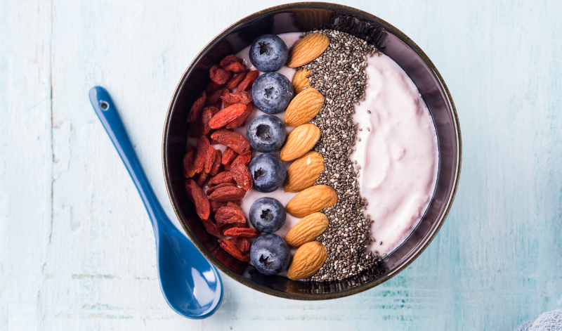 Gerade zum Frühstück oder als Snack zwischendurch ist veganer Joghurt eine gesunde Option. Gerade zum Frühstück oder als Snack zwischendurch ist veganer Joghurt eine gesunde Option.