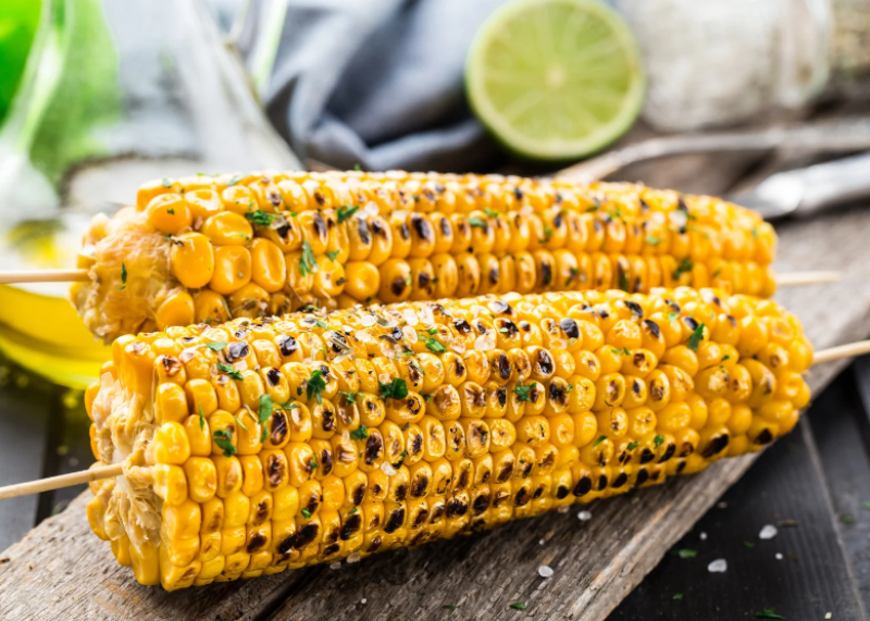 Gegrillte Maiskolben sollten bei keinem vegetarischen Grillfest fehlen Gegrillte Maiskolben sollten bei keinem vegetarischen Grillfest fehlen