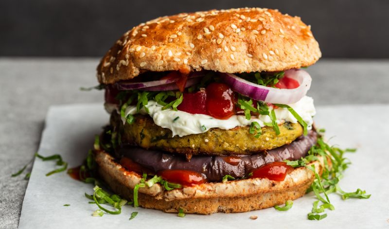 Auch vegetarische Burger-Patties lassen sich prima für den Grillabend vorbereiten Auch vegetarische Burger-Patties lassen sich prima für den Grillabend vorbereiten