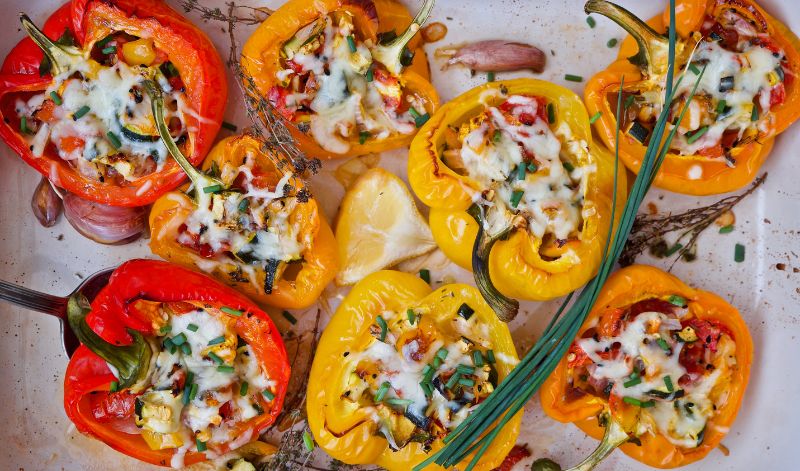 Gefüllte Paprika eignen sich prima für einen vegetarischen Grillabend - bereite diese am besten in einer Grillschale oder in Alufolie zu. Gefüllte Paprika eignen sich prima für einen vegetarischen Grillabend - bereite diese am besten in einer Grillschale oder in Alufolie zu.
