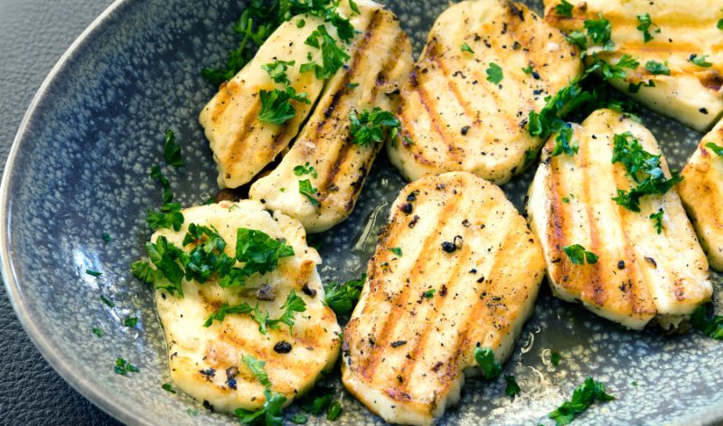 Haloumi vom Grill ist ein vegetarischer Klassiker - und auch bei Fleischfans beliebt. Haloumi vom Grill ist ein vegetarischer Klassiker - und auch bei Fleischfans beliebt.