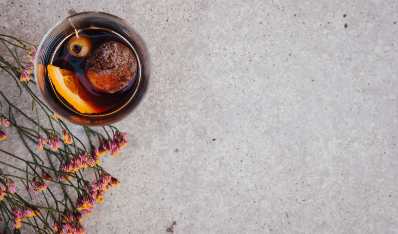 Die Vermouth Trinkempfehlung der beiden: Einen spanischen roten Vermouth auf Eis, mit einer Orangenscheibe und Olive. Prost! Die Vermouth Trinkempfehlung der beiden: Einen spanischen roten Vermouth auf Eis, mit einer Orangenscheibe und Olive. Prost!