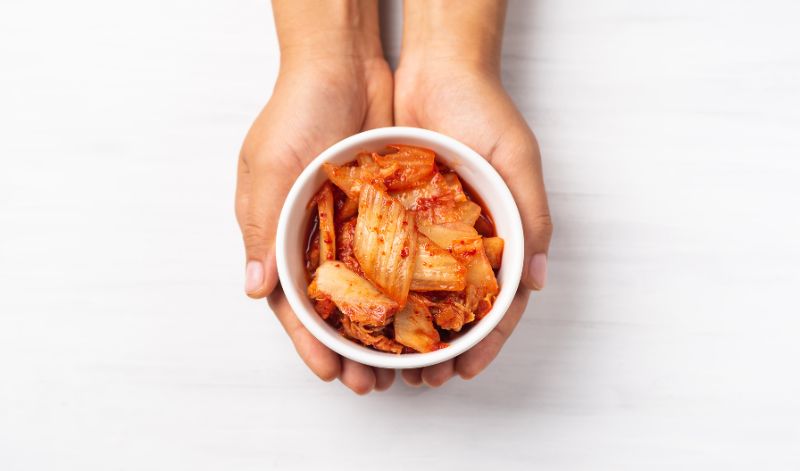 Kimchi kann sich dank der enthaltenen Enzyme & Probiotika positiv auf deine Darmgesundheit und dein Immunsystem auswirken.