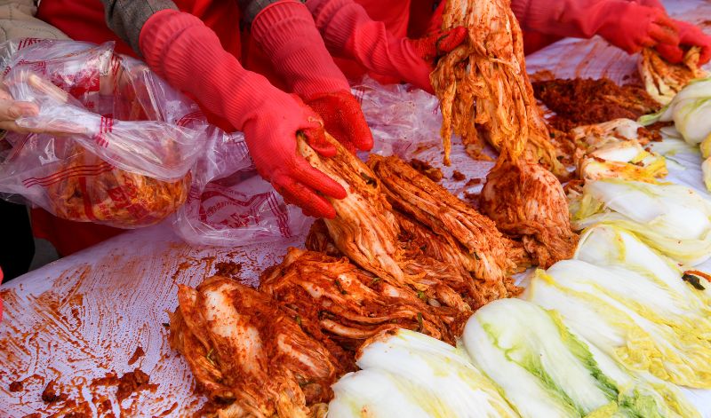 Das Kimjang, das traditionelle Zubereiten von Kimchi im Kreise der Familie, ist seit 2013 UNESCO Weltkulturerbe
