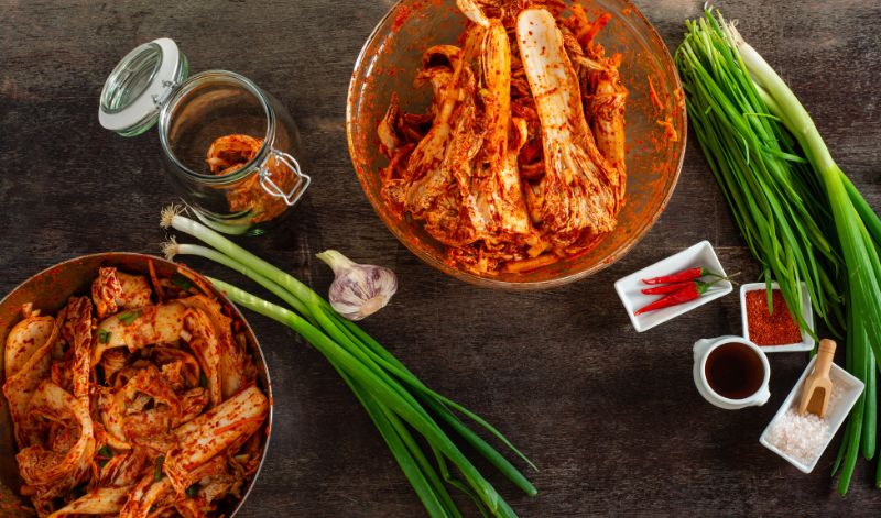Kimchi ist ein traditionelles Gericht aus Korea, bei dem verschiedenes Gemüse - in der Regel Kohl - mit Chilipaste und Salz fermentiert wird.