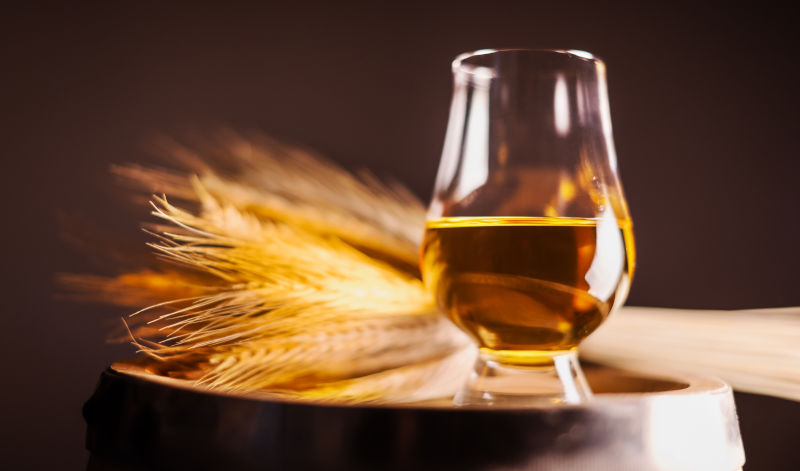 Whisky kann aus den unterschiedlichsten Getreidesorten hergestellt werden - verschenke also vielleicht mal einen Hafer Whisky?