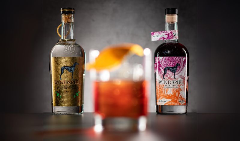 Der Windspiel Christmas Negroni wird mit dem Weihnachts Dry Gin und dem Aperitivo gemixt. Der Windspiel Christmas Negroni wird mit dem Weihnachts Dry Gin und dem Aperitivo gemixt.