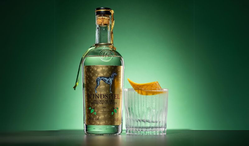 Der Windspiel Premium Dry Weihnachts Gin punktet mit weihnachtlichen Botanicals - und schimmerndem Blattgold Der Windspiel Premium Dry Weihnachts Gin punktet mit weihnachtlichen Botanicals - und schimmerndem Blattgold