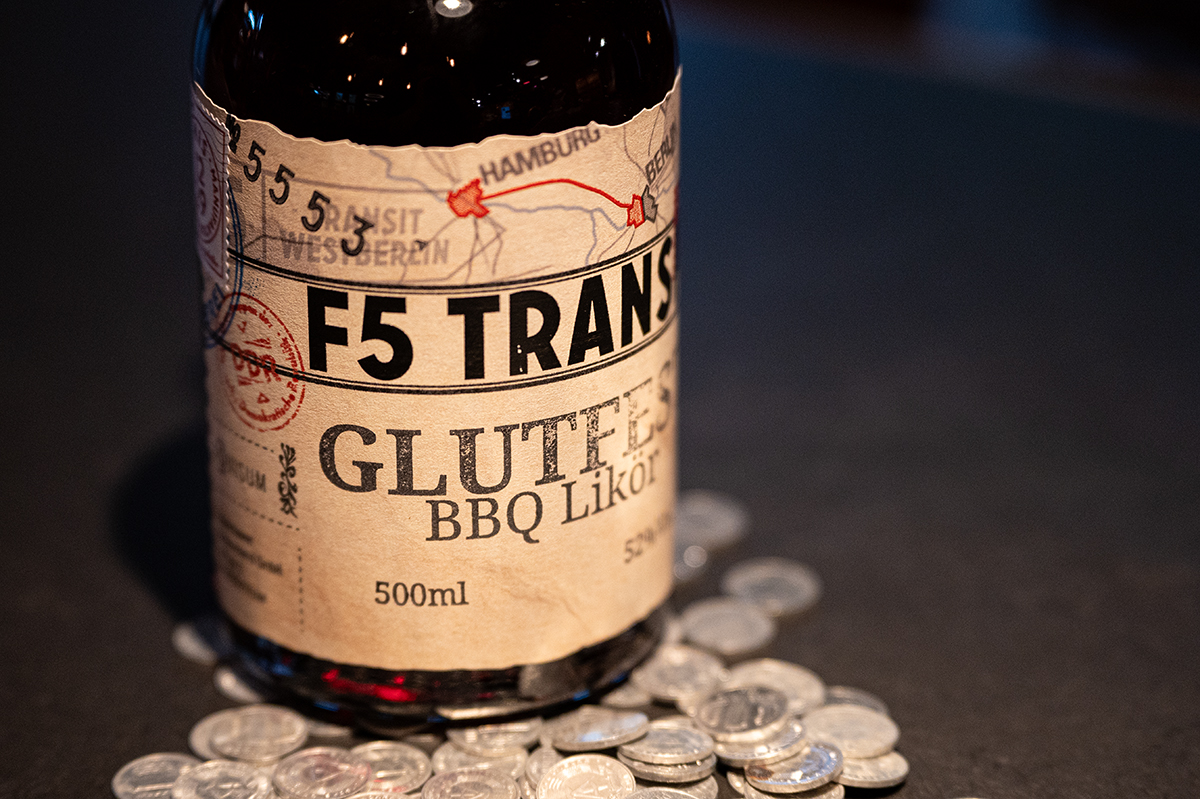 schwechower-glutfest-bbq-likoer-no5553-orange-ingwer-rum-likoer-f4-transit-mood-shot.jpg?1717504025945